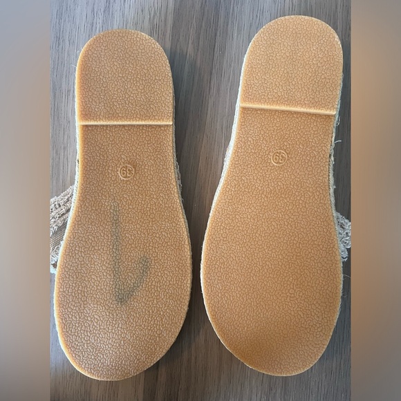 NWOT Canvas flip flops Never Worn - Picture 5 of 6